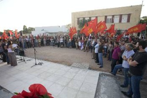 Από την εκδήλωση μνήμης έξω από το πρώην εργοστάσιο της ΕΤΜΑ