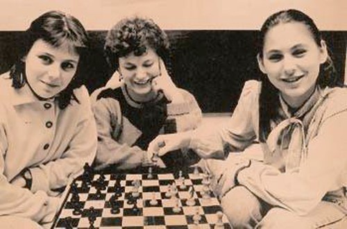 Οι περίφημες αδελφές Πόλγκαρ σε ηλικία 12 ετών (δεξιά η Τζούντιθ) και 13 ετών (αριστερά η Σοφία που συμμετείχε στο πρόσφατο ματς με τους βετεράνους). Στη μέση η μητέρα τους Κλάρα Πόλγκαρ