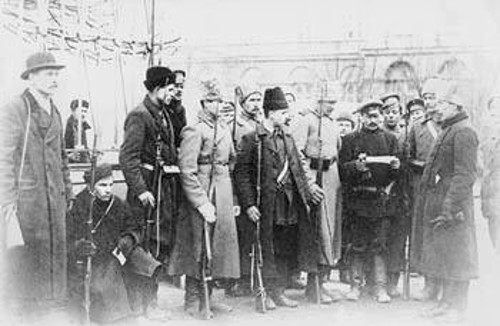 Οχτώβρης του '17. Εργάτες της Κόκκινης Φρουράς στην είσοδο του Μεγάρου Σμόλνι