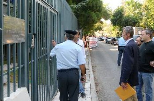 Τα στελέχη του ΚΚΕ μπροστά από την πρεσβεία της Σλοβακίας