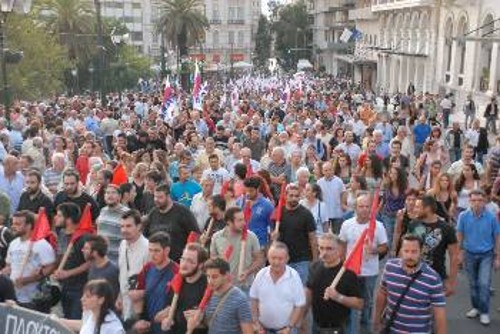 Οι διαδηλωτές έξω από τη «Μεγάλη Βρετάνια»