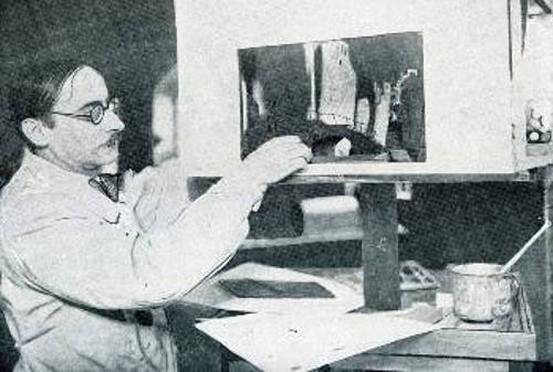 Ο Π. Αραβαντινός στο εργαστήριό του στο Βερολίνο