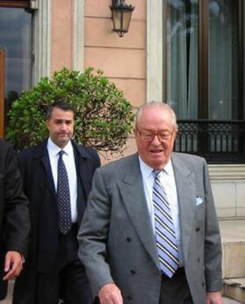 Μπροστά ο Λεπέν. Πίσω ο Βορίδης. Ο υπουργός (με τις ψήφους του ΠΑΣΟΚ και της ΝΔ) της κυβέρνησης Παπαδήμου.