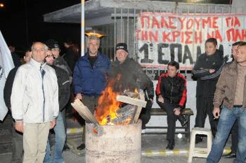 Δεν πρόκειται να μπουν στο εργοστάσιο για 500 ευρώ, δηλώνουν καθημερινά οι εργαζόμενοι και περιφρουρούν όλο το 24ωρο την απεργία τους