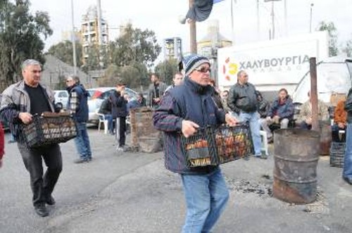 Τεράστιο είναι το κύμα αλληλεγγύης που έχει εκφραστεί και στηρίζει έμπρακτα τις οικογένειες των απεργών