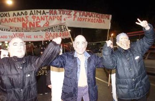 Ενας από τους πολλούς πρωτότυπους τρόπους που βρήκαν οι κάτοικοι της Θεσσαλονίκης να εκφράσουν στο χτεσινό συλλαλητήριο τα αισθήματά τους