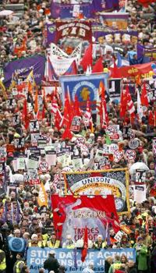 Απεργία δημοσίων υπαλλήλων το 2011. Το νομοσχέδιο θέτει όρους που θα την καθιστά ουσιαστικά αδύνατη