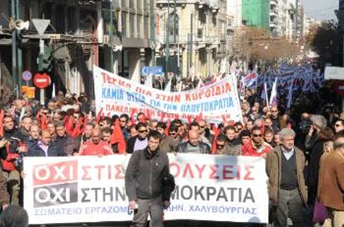 Οι απεργοί χαλυβουργοί στην κεφαλή της πορείας