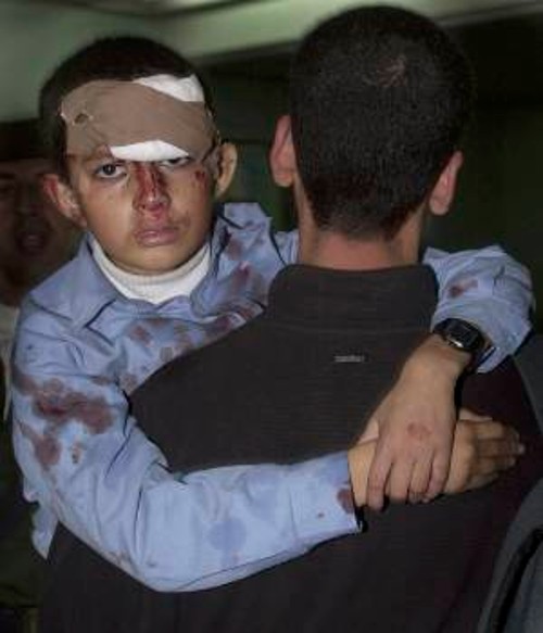 Μαθητής τραυματισμένος από τους ανελέητους βομβαρδισμούς μεταφέρεται στο νοσοκομείο