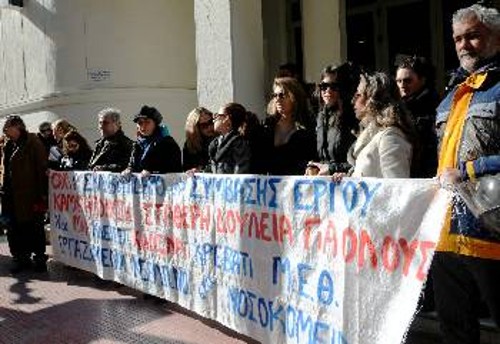 Οι εργαζόμενοι στις ΜΕΘ των νοσοκομείων έξω από το υπουργείο Υγείας