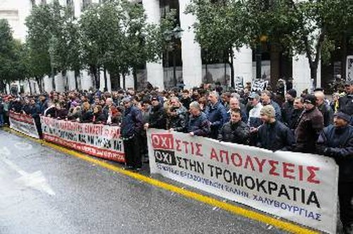 Στο δρόμο του αγώνα θα συνεχίσουν διαμήνυσαν χθές οι απεργοί χαλυβουργοί στη νέα κινητοποίηση στο υπουργείο Εργασίας