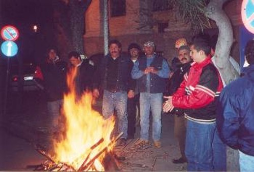 Μέχρι αργά το βράδυ οι αγρότες της Λέσβου έμειναν στο δρόμο του αγώνα