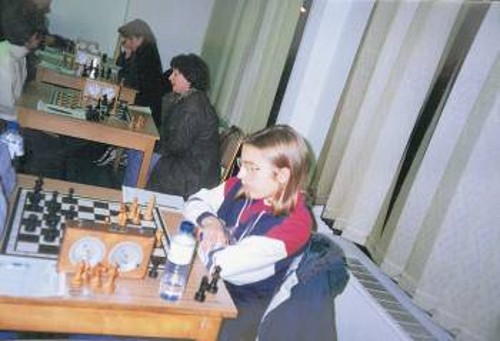 Η ισχυρή 17χρονη Ιουλία Μάκκα σε αγώνες Πρωταθλήματος Γυναικών. Δεξιά της, η γνωστή σκακίστρια Φρ. Κασιούρα