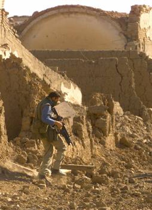 Μέλος της βρετανικής SAS σε ερείπια στρατοπέδου της Αλ Κάιντα