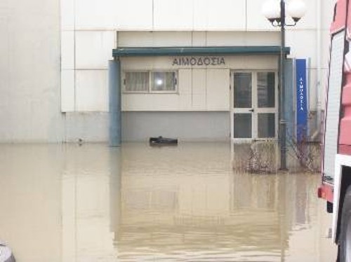 Το Τμήμα Αιμοδοσίας του Νοσοκομείου Πύργου κυριολεκτικά μέσα στα νερά