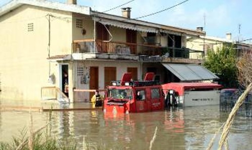 Στιγμιότυπο από τον απεγκλωβισμό ενοίκων πλημμυρισμένων κατοικιών του Πύργου