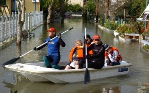 Κάτοικοι του Πύργου εγκαταλείπουν με ...βάρκα το σπίτι τους