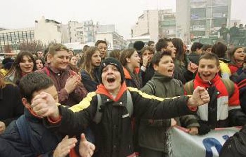 Από τη συμμετοχή των μαθητών της Καρδίτσας σε παλλαϊκό συλλαλητήριο το 2001