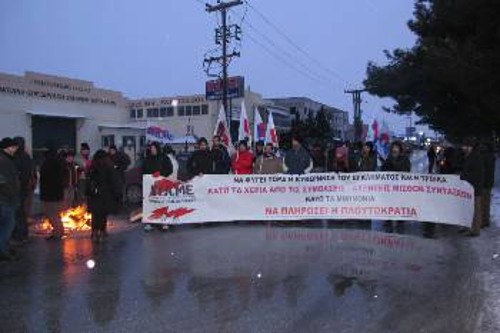 Περιφρούρηση, υπό χιονόπτωση, σε είσοδο της Βιομηχανικής Περιοχής