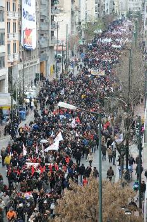 Η πορεία κατεβαίνει την Πειραιώς