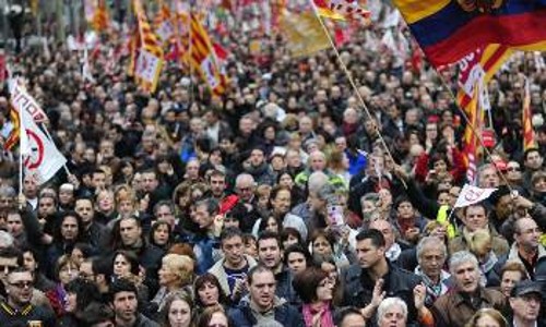 Από πρόσφατη λαϊκή διαμαρτυρία ενάντια στις περικοπές και το χτύπημα εργασιακών δικαιωμάτων στη Βαρκελώνη