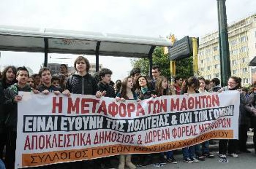 Στιγμιότυπο από κινητοποίηση που έγινε για τη μεταφορά των μαθητών και οι αρμόδιοι φορείς «χρύσωναν το χάπι» με παρατάσεις συμβάσεων και υποσχέσεις