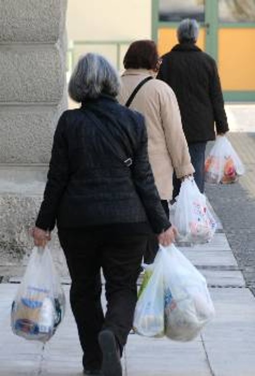 Στις σημερινές συνθήκες της άγριας επίθεσης κυβέρνησης - ΕΕ - επιχειρηματικών ομίλων στα λαϊκά στρώματα, που έχει ως αποτέλεσμα η φτώχεια και η εξαθλίωση να παίρνουν μαζικά χαρακτηριστικά, αυτή η αγορανομική διάταξη διευκολύνει το εμπόριο ληγμένων και χαμηλής θρεπτικής αξίας τροφίμων. Ετσι λειτουργεί η καπιταλιστική αγορά, με υπέρτατη αρχή και αξία το κέρδος ακόμα και σε βάρος της υγείας και της ζωής του λαού