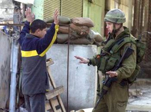 Ισραηλινός στρατιώτης συλλαμβάνει νεαρό Παλαιστίνιο