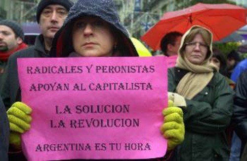 «Ριζοσπάστες και Περονιστές στηρίζουν τον καπιταλισμό. Η λύση είναι στην επανάσταση», γράφει η πικέτα των μεταναστών Αργεντινών στην Ισπανία