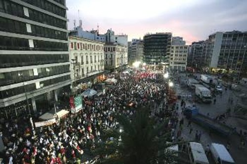 Η «μεγαλειώδης» συγκέντρωση του ΣΥΡΙΖΑ στην Ομόνοια, στις 8.20 μ.μ., όταν τελικά ξεκίνησαν οι ομιλίες