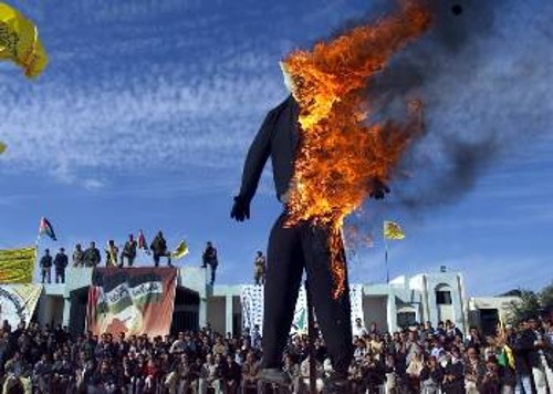 Διαδηλωτές καίνε ομοίωμα του Αρ.Σαρόν