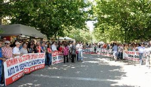 Από την απεργιακή συγκέντρωση στη Διονυσίου Αρεοπαγίτου