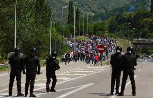 Οι εργάτες των ανθρακωρυχείων αντιμέτωποι με τις δυνάμεις καταστολής