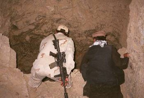 Αμερικανοί των ειδικών δυνάμεων ψάχνουν σε σπηλιές στα βουνά του Αφγανιστάν
