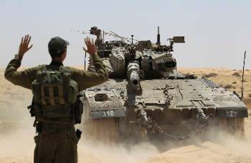 Ισραηλινά άρματα μάχης στα σύνορα με την Αίγυπτο