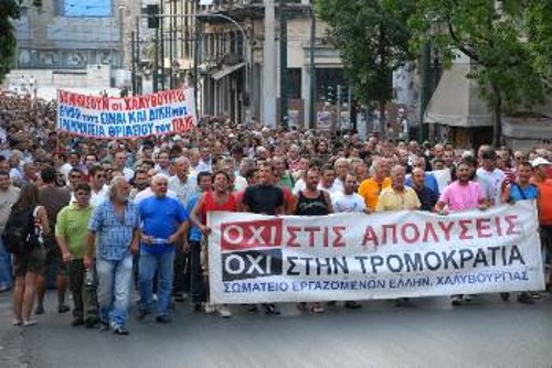 Εργάτες από διάφορους κλάδους διαδήλωσαν στο πλευρό των χαλυβουργών, οργισμένοι από τη λάσπη και την αδιαλλαξία που συναντούν οι απεργοί