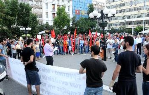 Από τη συγκέντρωση στην πλατεία Κοραή του Πειραιά, όπου μίλησε ο Σ. Τσιμπόγλου, μέλος της ΚΕ του ΚΚΕ