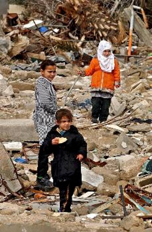 Παιδιά της Παλαιστίνης κινούνται ανάμεσα στα ερείπια που άφησε ο ισραηλινός στρατός