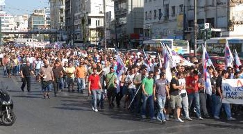 Στιγμιότυπα από την πορεία στους δρόμους του Πειραιά