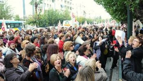 Παράσταση διαμαρτυρίας της ΟΓΕ έξω από τα γραφεία της ΕΕ στην Αθήνα