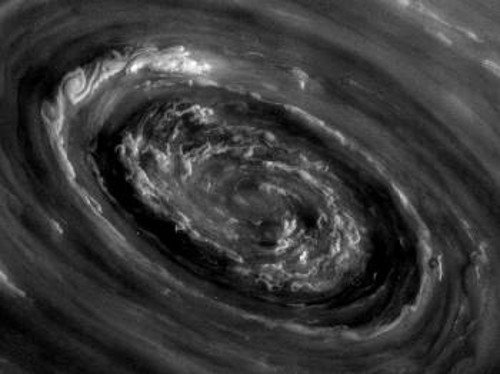 Μοιάζει με το μάτι ενός κυκλώνα στη Γη, αλλά είναι ο τεράστιος κυκλώνας στο κέντρο του εξαγωνικού σχηματισμού του βόρειου πόλου του Κρόνου.