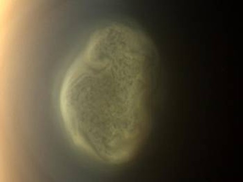 Η μικρή εποχική αλλαγή στην ένταση του ηλιακού φωτός που φτάνει ως τον μακρινό Τιτάνα, είχε αποτέλεσμα την εμφάνιση στροβίλων και αντιστροφών της ροής αερίων μέσα στην πυκνή του ατμόσφαιρα.