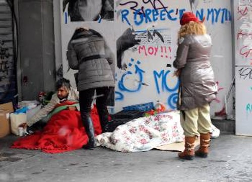 Παγωμένοι άστεγοι στους δρόμους της Αθήνας χτες