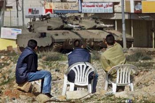 Αρματα μάχης του ισραηλινού στρατού κοντά στην οικία του Γιάσερ Αραφάτ. Η κυβέρνηση Σαρόν επιμένει στη λογική της κλιμάκωσης