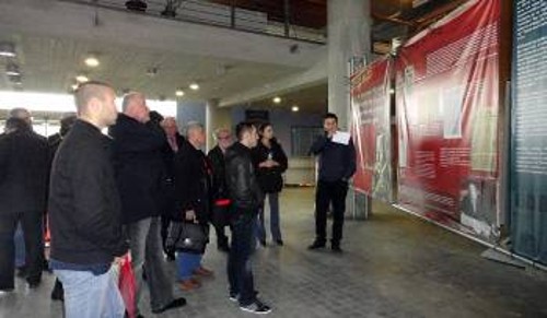 Οι εκπρόσωποι των Κομμουνιστικών και Εργατικών κομμάτων ξεναγούνται στην Εκθεση για τα 1.000 φύλλα του «Οδηγητή»