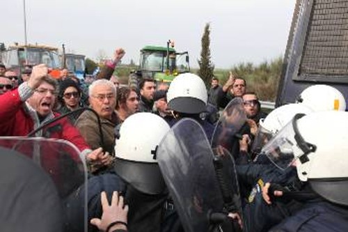 Η σημερινή συγκυβέρνηση με τα αγροτοδικεία έρχεται να ολοκληρώσει ό,τι άφησε μισό η προηγούμενη, χτυπώντας με τα ΜΑΤ τις κινητοποιήσεις των αγροτών το 2013, στο μπλόκο της Νίκαιας