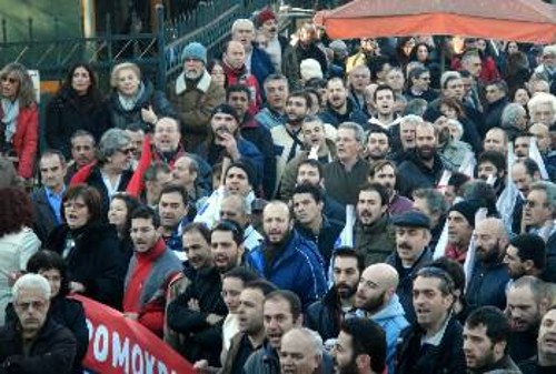 «Η τρομοκρατία δε θα περάσει» διαδήλωσαν οι εργάτες την Πέμπτη έξω από την Ευελπίδων. Το ίδιο «φωνάζουν» και τα αμείωτα μηνύματα από Ελλάδα κι εξωτερικό