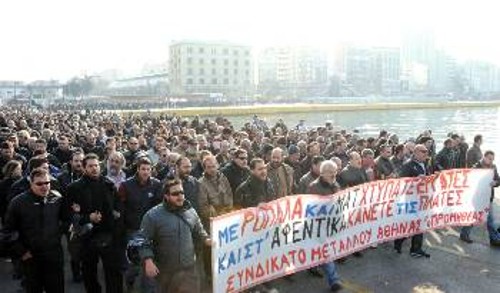 Την επομένη της επιστράτευσης, το λιμάνι του Πειραιά γέμισε απεργούς από διάφορους κλάδους