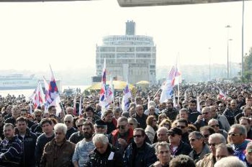 Το υπόλοιπο κομμάτι της συγκέντρωσης, από τον Αγ. Διονύση προς την προβλήτα που δένουν τα κρητικά καράβια