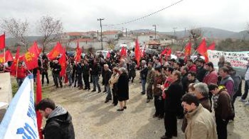 Από τη συγκέντρωση στον οικισμό Κόμαρου